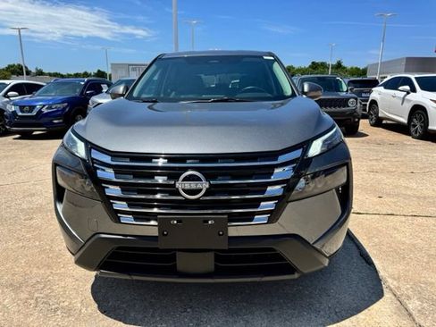 Used 2025 Nissan Rogue SV FWD image 2