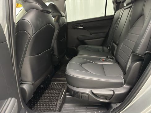 Used 2022 Toyota Highlander XLE image 16