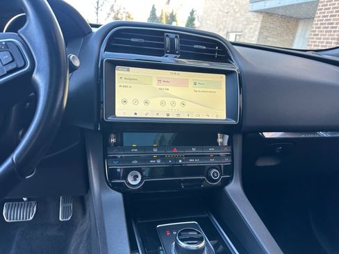 Used 2019 Jaguar F-PACE Premium image 10