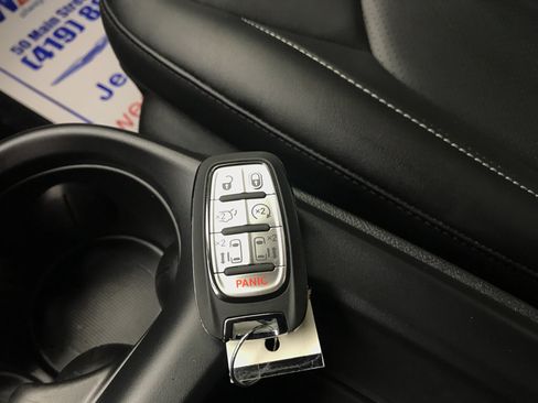 Used 2026 Chrysler Pacifica Select FWD image 15