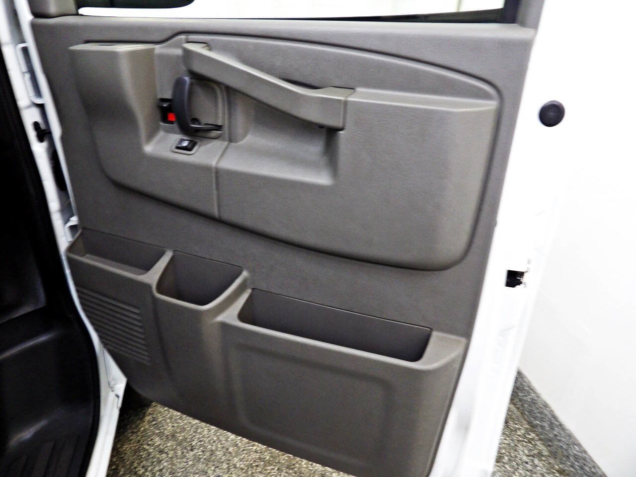Used 2017 Chevrolet Express 3500 LS RWD image 8