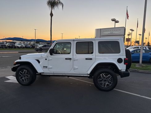 Used 2025 Jeep Wrangler Sahara image 7