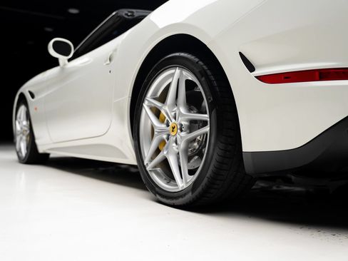 Used 2015 Ferrari California T RWD image 84