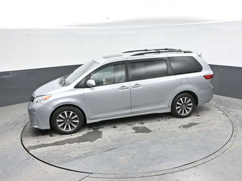 Used 2020 Toyota Sienna XLE w/ XLE Navigation Package AWD/4WD image 14