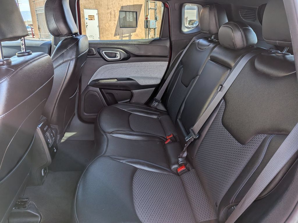 Used 2025 Jeep Compass Latitude w/ Sun & Sound Group AWD/4WD image 27