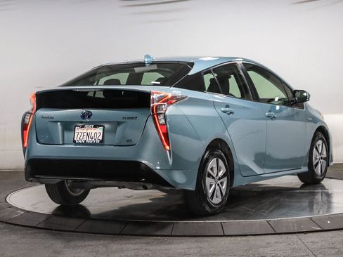 Certified 2017 Toyota Prius Two w/ Carpet Mat Package FWD image 4