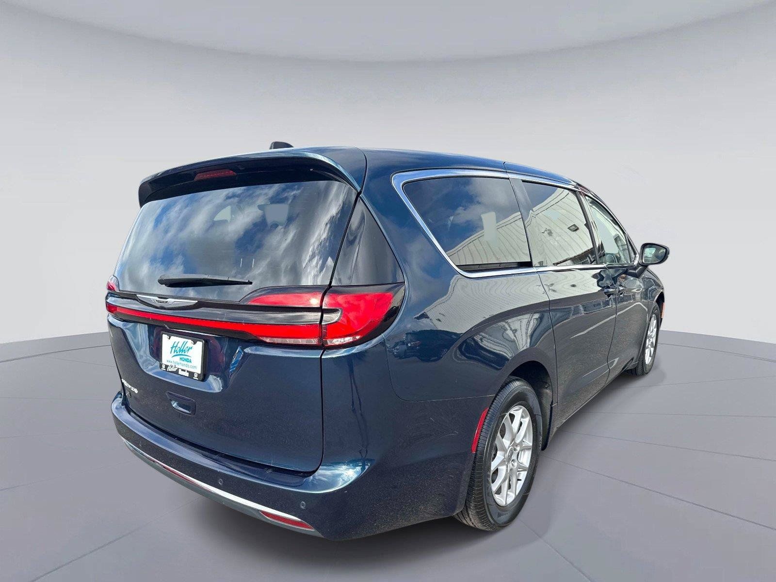 Used 2023 Chrysler Pacifica Touring-L FWD image 4