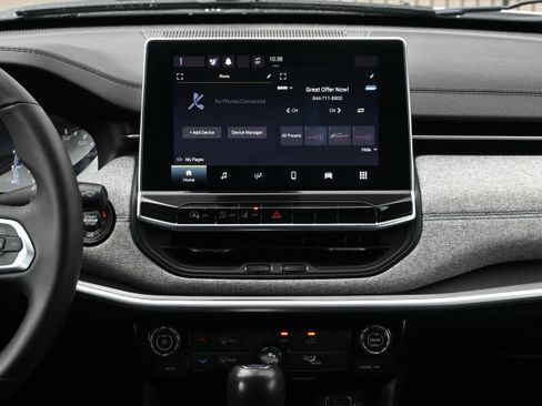 Used 2023 Jeep Compass Latitude image 5