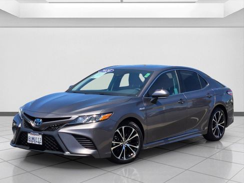 Used 2020 Toyota Camry SE w/ Sunroof Package FWD image 9