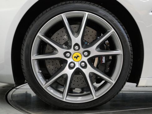 Used 2011 Ferrari California RWD image 10