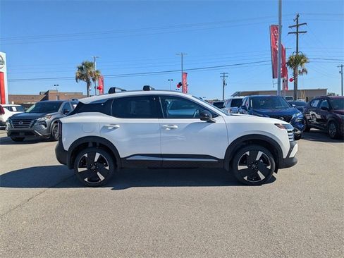 New 2026 Nissan Kicks SR image 2