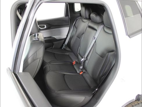 New 2025 Jeep Compass Latitude AWD/4WD image 29