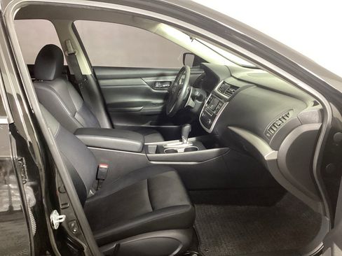 Used 2016 Nissan Altima 2.5 SR w/ LED Appearance Package image 9