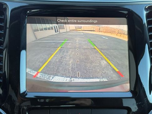 Used 2019 Jeep Cherokee Limited image 35