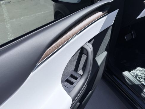 Used 2022 Tesla Model X image 27