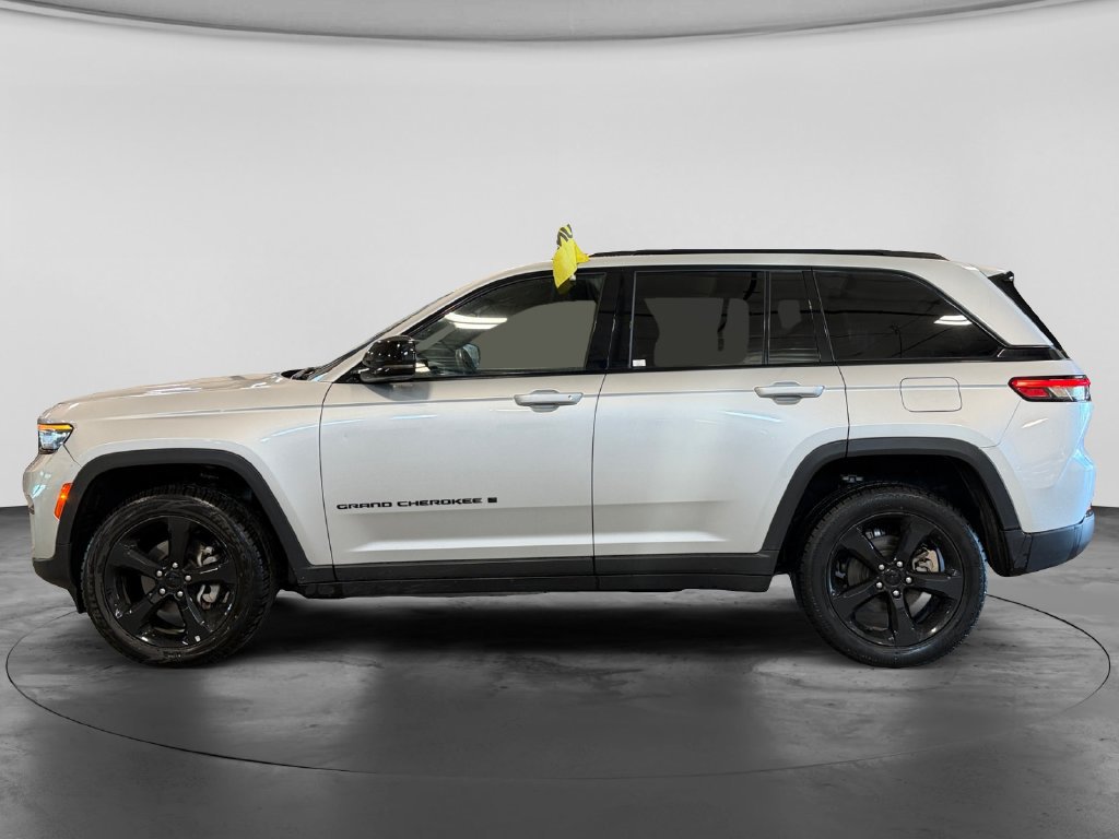 Used 2023 Jeep Grand Cherokee Altitude AWD/4WD image 4