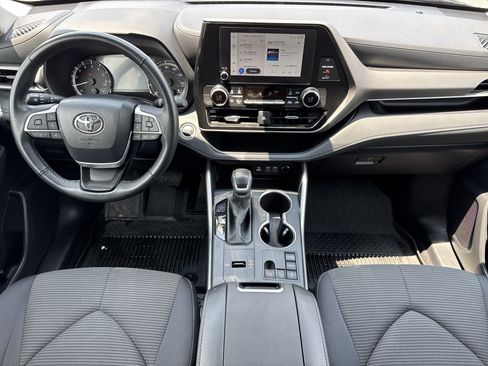 Used 2025 Toyota Highlander LE FWD image 25