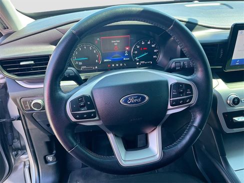 Used 2022 Ford Explorer XLT image 11