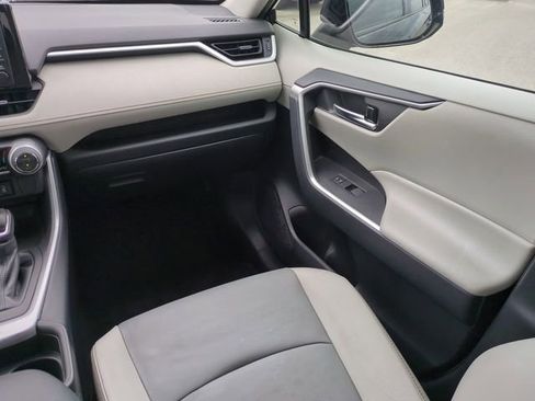 Used 2019 Toyota RAV4 XLE Premium w/ Cold Weather Package FWD image 18