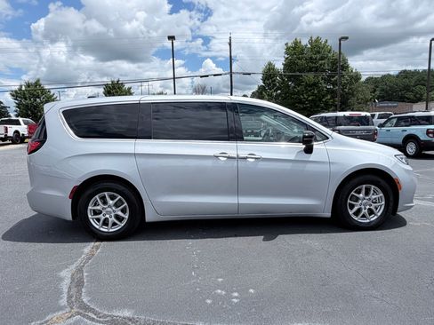 Used 2024 Chrysler Pacifica Touring-L FWD image 4