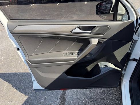 Used 2022 Volkswagen Tiguan SE w/ Panoramic Sunroof Package FWD image 12