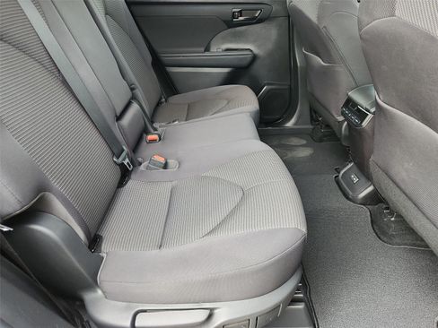 Used 2022 Toyota Highlander L FWD image 25