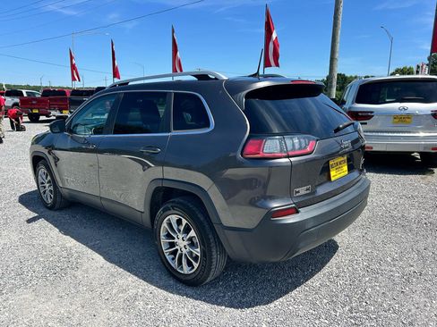 Used 2019 Jeep Cherokee Latitude Plus w/ Comfort/Convenience Group FWD image 18