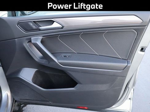 Used 2022 Volkswagen Tiguan SE w/ Panoramic Sunroof Package image 15
