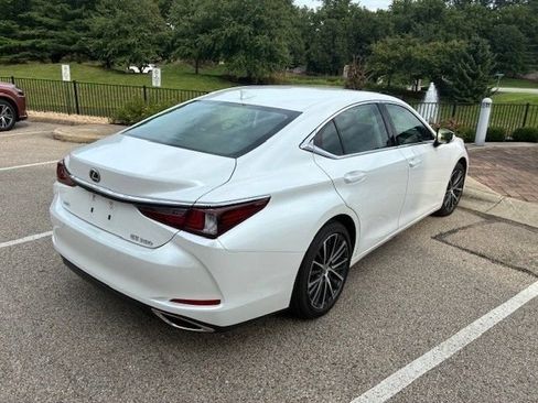 Used 2023 Lexus ES 350 w/ Premium Package FWD image 4