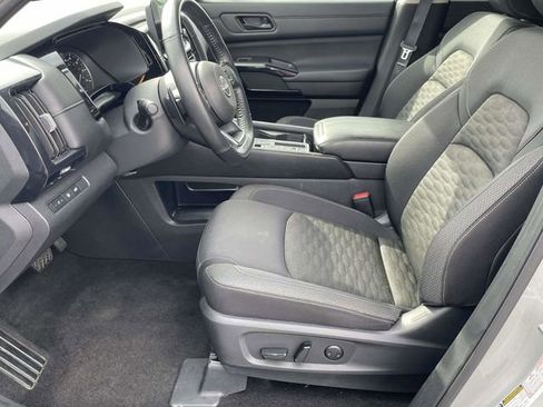 Used 2025 Nissan Pathfinder SV image 13