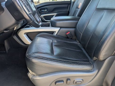 Used 2019 Nissan Titan SV w/ SV Convenience Package image 7
