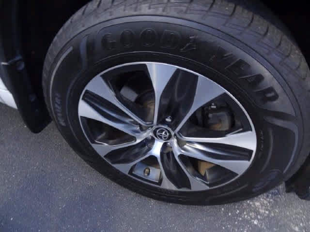 Used 2021 Toyota Highlander XLE AWD/4WD image 15