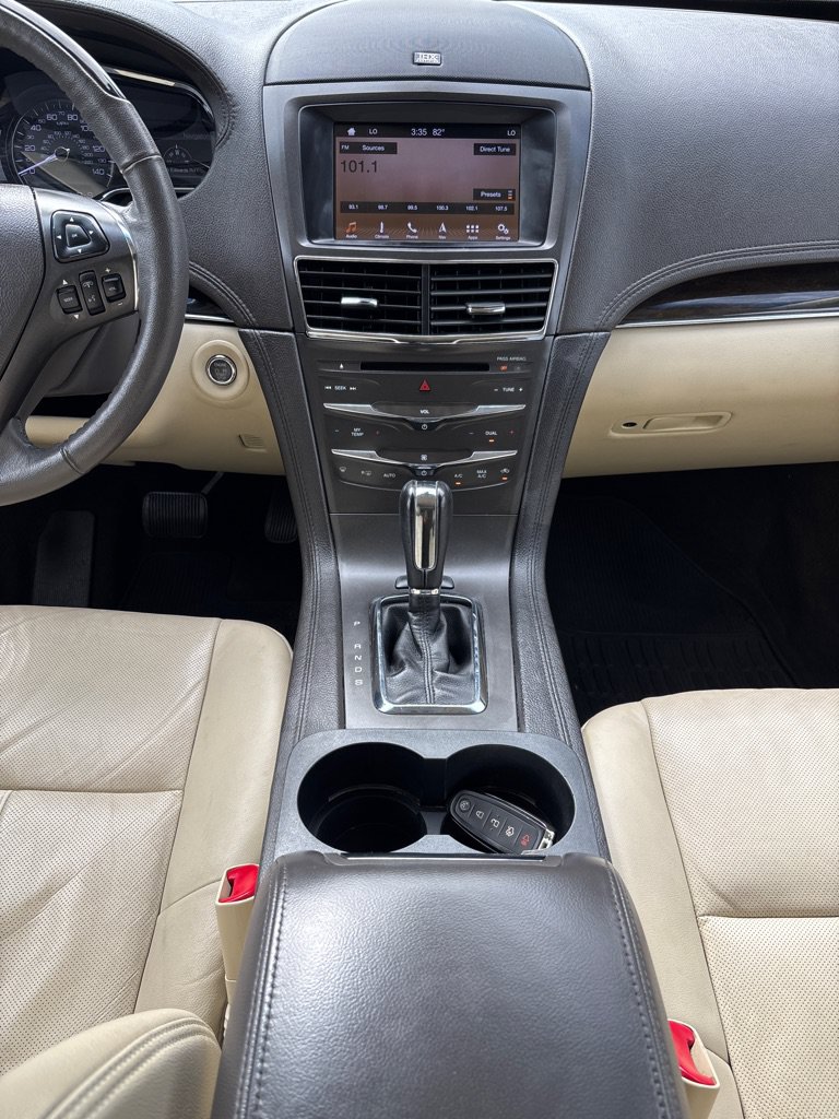 Used 2019 Lincoln MKT AWD image 16