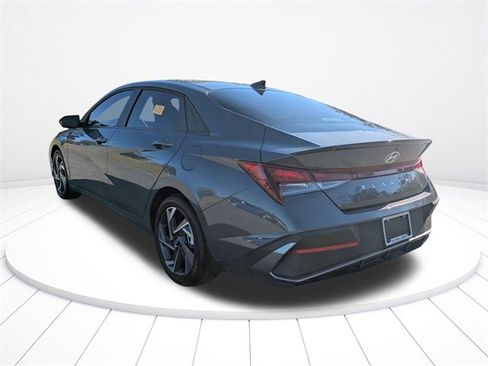 Used 2025 Hyundai Elantra Sport image 14