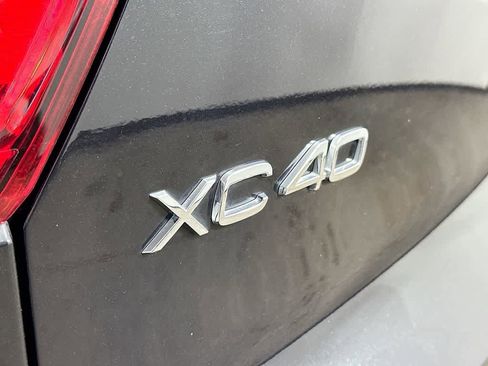 Used 2023 Volvo XC40 B5 Plus image 7