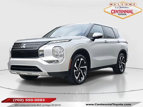 Used 2024 Mitsubishi Outlander SE image 1