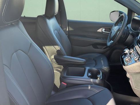 New 2026 Chrysler Pacifica Select image 39