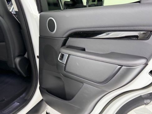 Used 2024 Land Rover Discovery S image 33