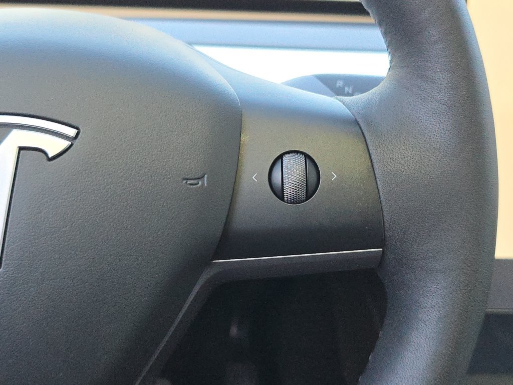 Used 2022 Tesla Model Y Long Range AWD/4WD image 24