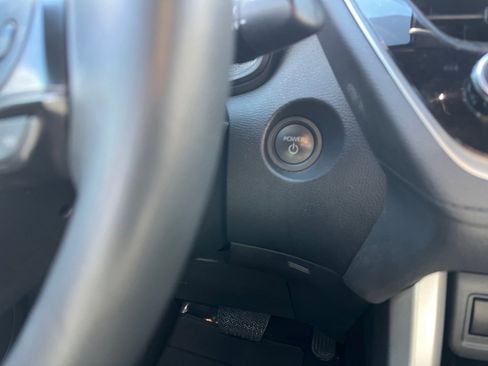 Used 2025 Toyota Corolla Cross SE image 35