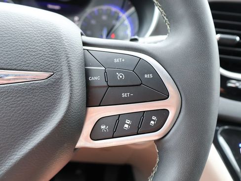 Used 2024 Chrysler Pacifica Touring-L FWD image 26
