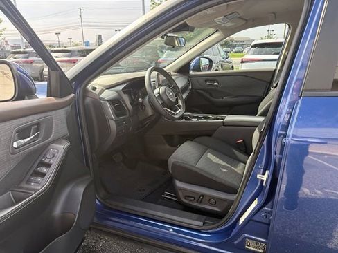 Used 2023 Nissan Rogue SV AWD/4WD image 9