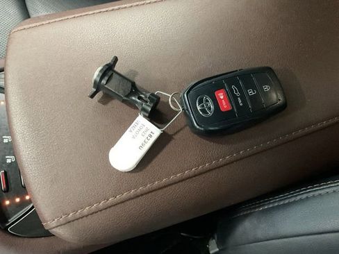 Used 2023 Toyota Venza Limited image 21