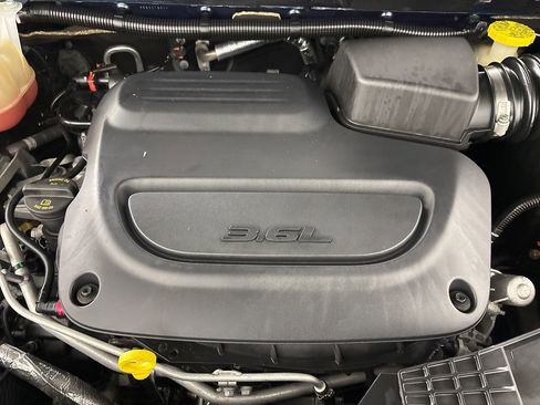 Used 2021 Chrysler Pacifica Touring-L w/ Uconnect Theater Family Group image 32