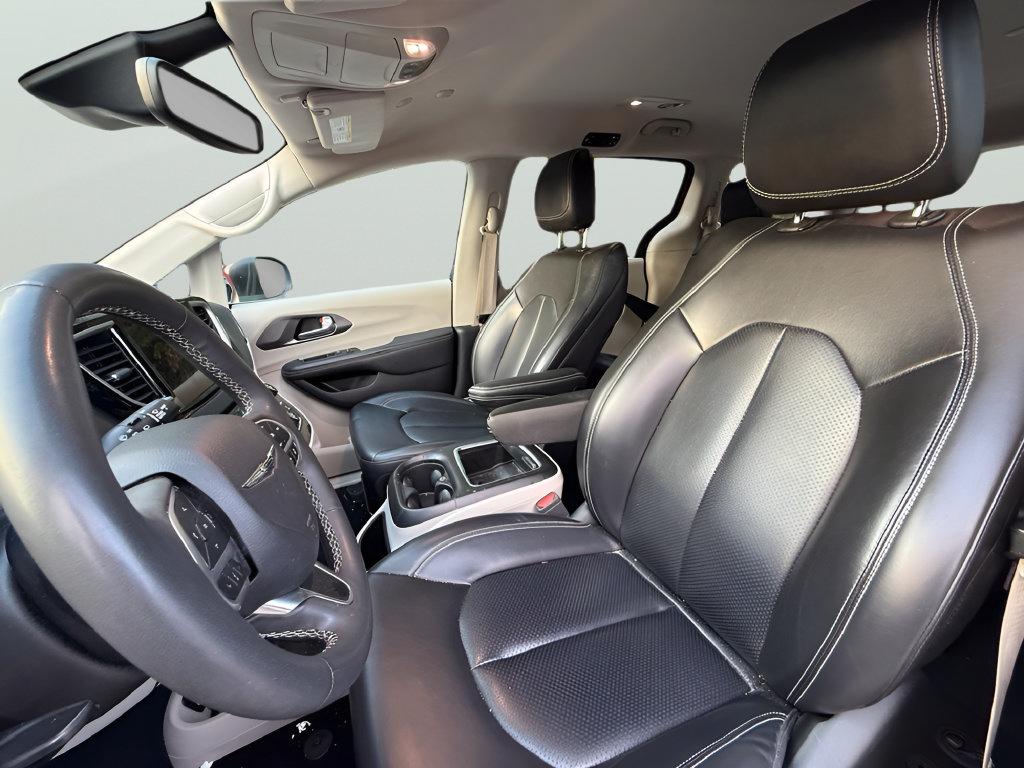 Used 2023 Chrysler Pacifica Touring-L FWD image 10