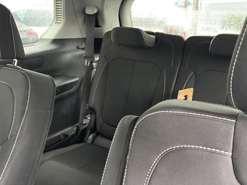 Used 2023 Jeep Grand Cherokee L Laredo image 14