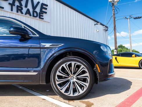 Used 2021 Bentley Bentayga AWD/4WD image 13