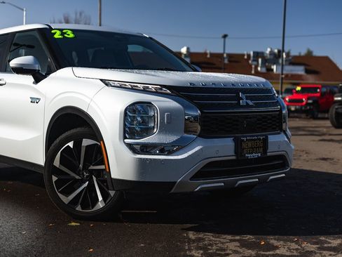 Used 2023 Mitsubishi Outlander SE image 3