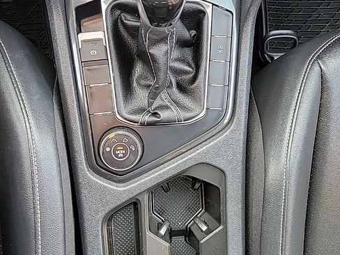 Certified 2023 Volkswagen Tiguan SE w/ Panoramic Sunroof Package AWD/4WD image 9