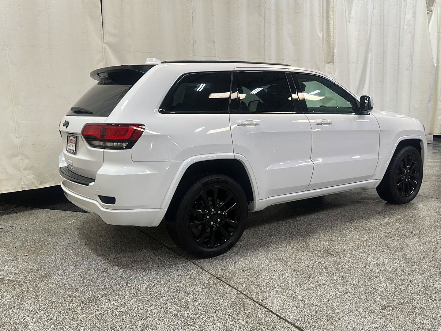Used 2018 Jeep Grand Cherokee Altitude AWD/4WD image 5